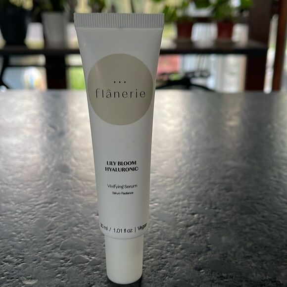 Flanerie Lily Bloom Hyaluronic Vivifying Serum prevent 1st signs of aging - Picture 2 of 3